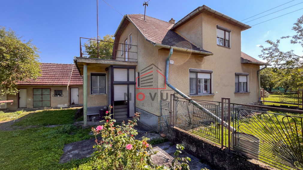 REZERVOVANÉ.Na predaj starší rodinný dom v Košeci s pozemkom 921 m2