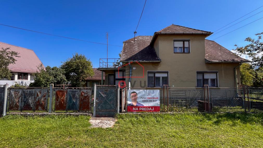 REZERVOVANÉ.Na predaj starší rodinný dom v Košeci s pozemkom 921 m2