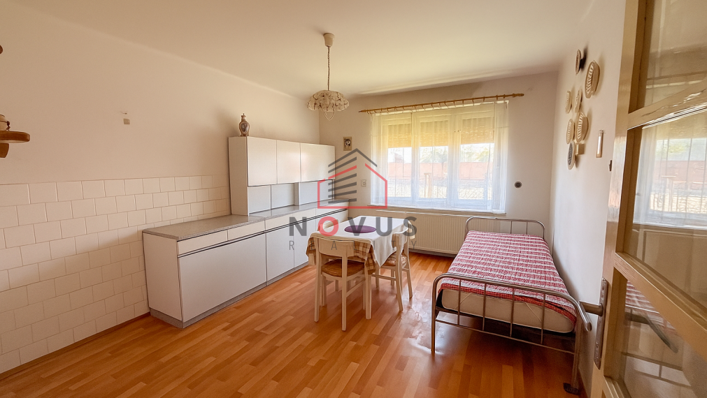 REZERVOVANÉ.Na predaj starší rodinný dom v Košeci s pozemkom 921 m2