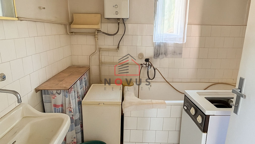 REZERVOVANÉ.Na predaj starší rodinný dom v Košeci s pozemkom 921 m2