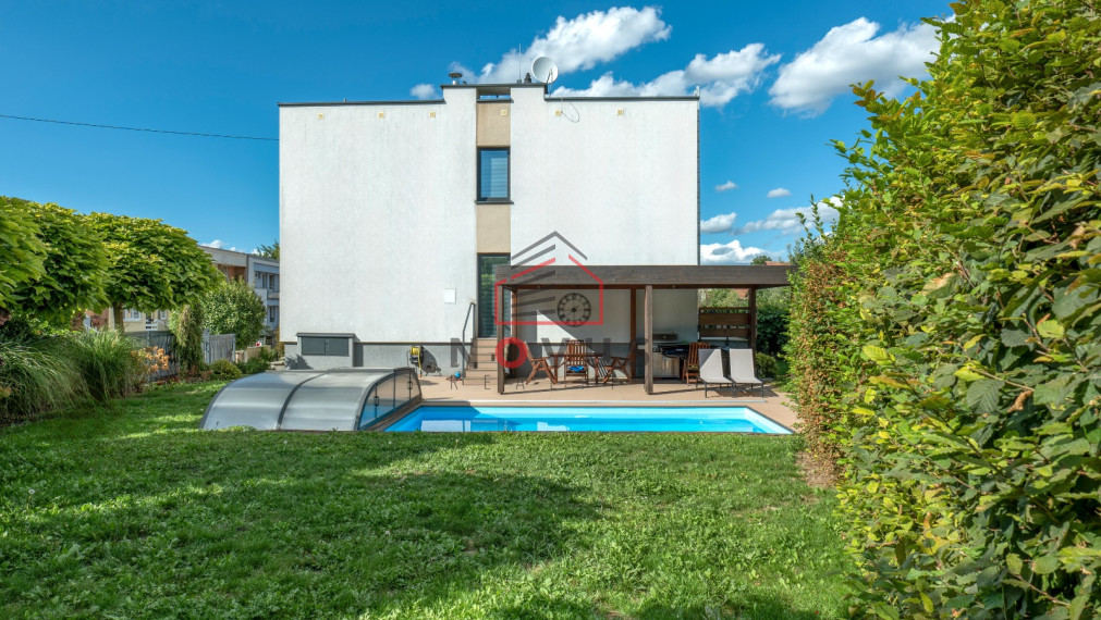 Na predaj moderný rodinný dom s bazénom, Nová Dubnica – Miklovky