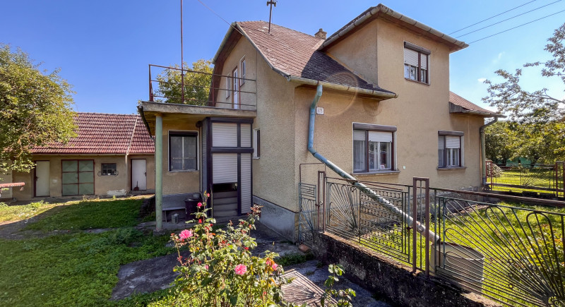 REZERVOVANÉ.Na predaj starší rodinný dom v Košeci s pozemkom 921 m2