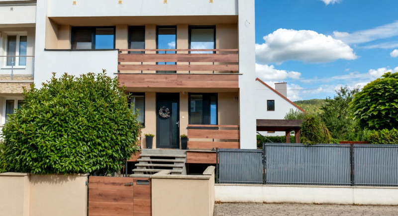 Na predaj moderný rodinný dom s bazénom, Nová Dubnica – Miklovky